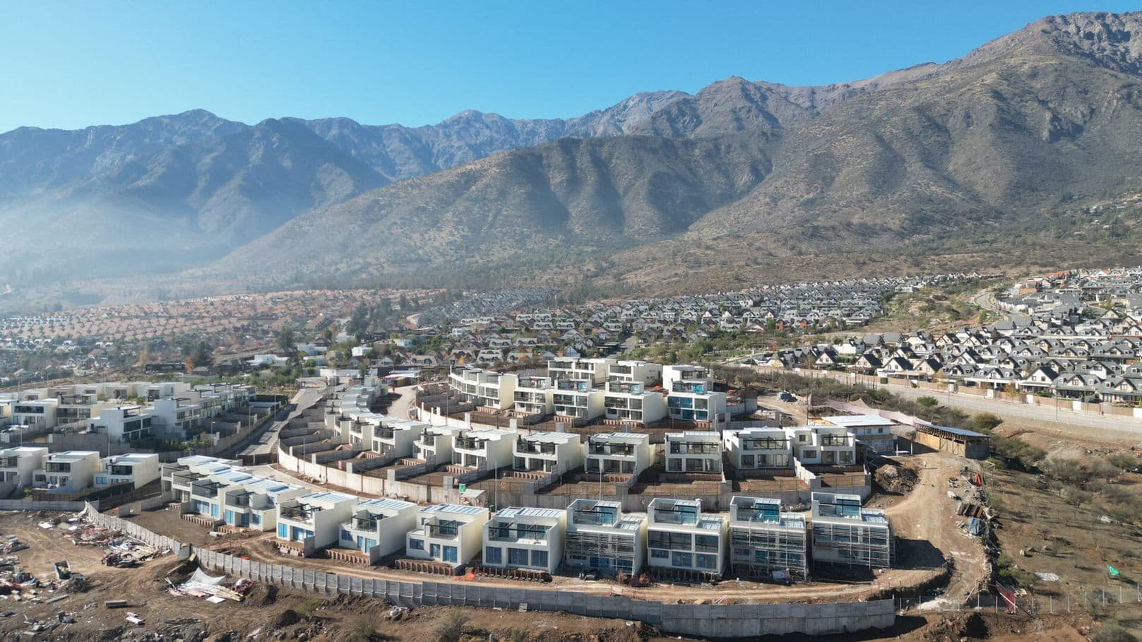 Conjunto residencial al pie de la cordillera